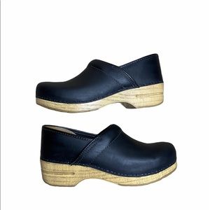 Dansko Black oiled Clogs wood grain heel